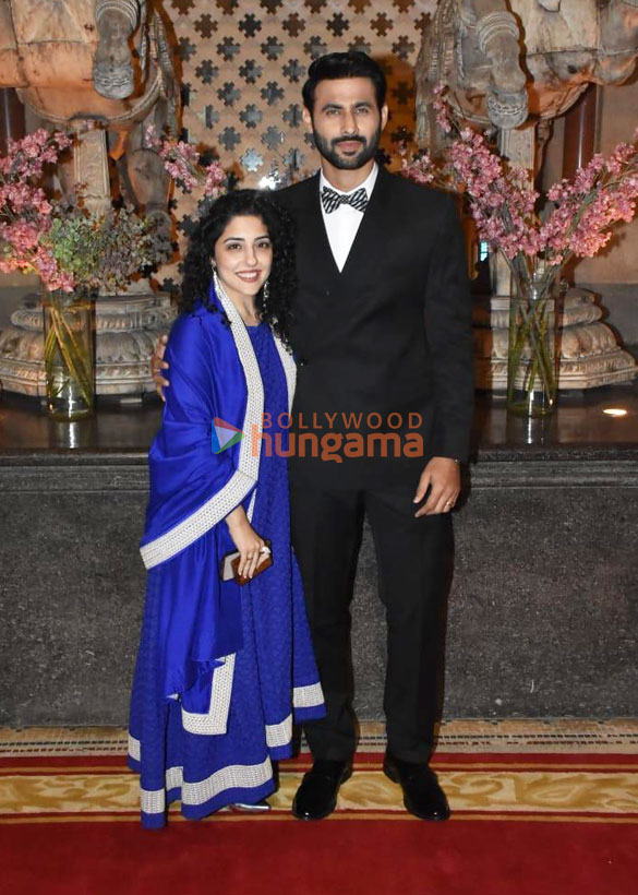 photos tusshar kapoor prasoon joshi and others snapped at ramesh s tauranis daughters wedding reception 658 1