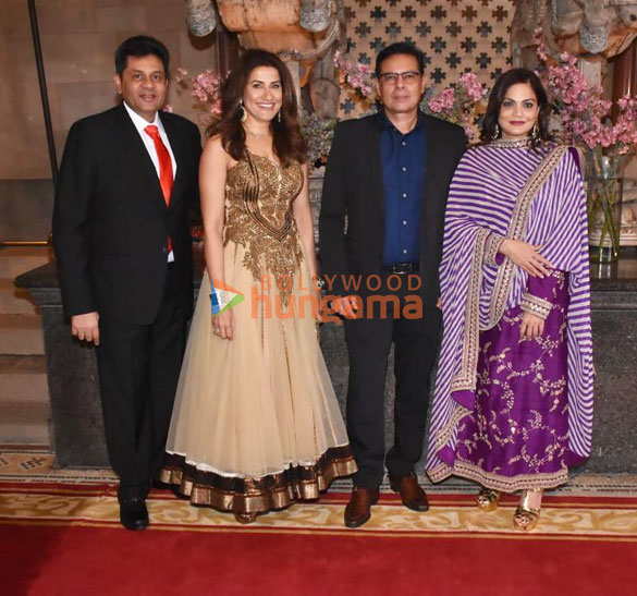 photos tusshar kapoor prasoon joshi and others snapped at ramesh s tauranis daughters wedding reception 658 2