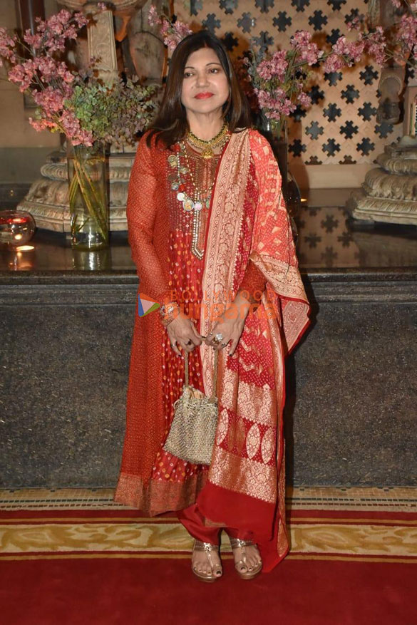 photos tusshar kapoor prasoon joshi and others snapped at ramesh s tauranis daughters wedding reception 658 5
