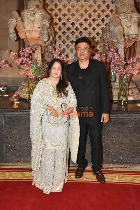 photos tusshar kapoor prasoon joshi and others snapped at ramesh s tauranis daughters wedding reception 658 6