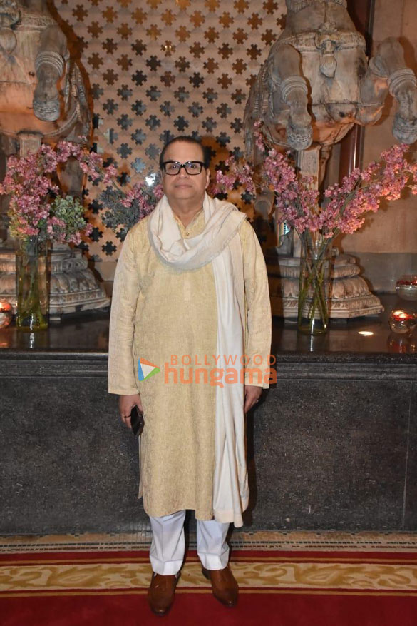 photos tusshar kapoor prasoon joshi and others snapped at ramesh tauranis daughters wedding reception 1