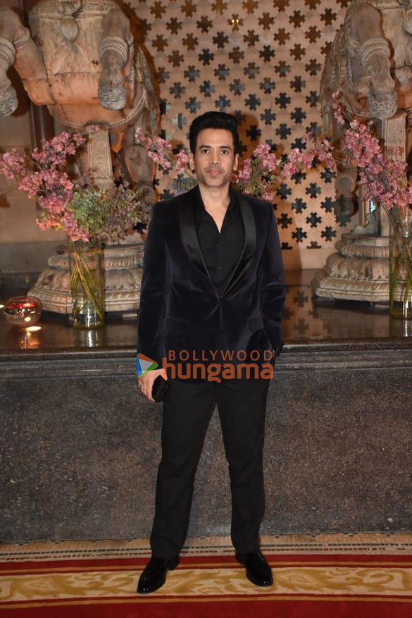 photos tusshar kapoor prasoon joshi and others snapped at ramesh tauranis daughters wedding reception 3