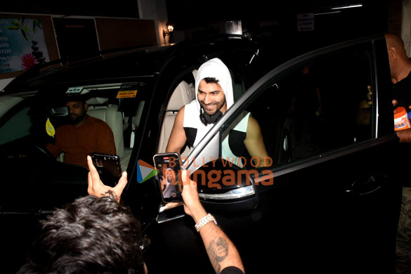 Photos: Varun Dhawan snapped at the gym in Juhu | Parties & Events