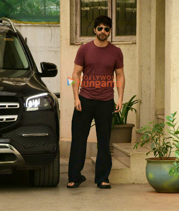 photos varun dhawan snapped in juhu 4 8