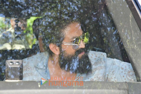 photos yash spotted at kalina airport 4