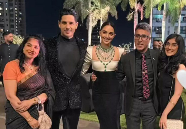 Sidharth Malhotra – Kiara Advani strike a pose with late Vikram Batra’s family at their wedding reception, see photo 