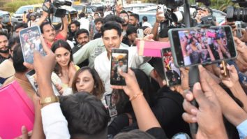 Sidharth and Kiara distribute sweets to paps as they reach Mumbai