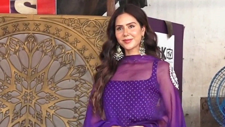 sonam bajwa purple suit