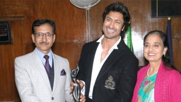 Vidyut Jammwal wins hearts all the way; presents his first Filmfare award to his school principal