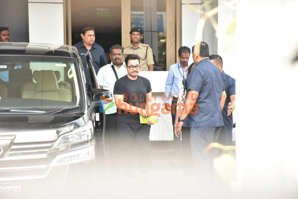 aamir khan spotted at kalina airport 4