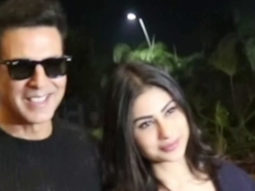 Akshay Kumar gets clicked with these lovely ladies at the airport