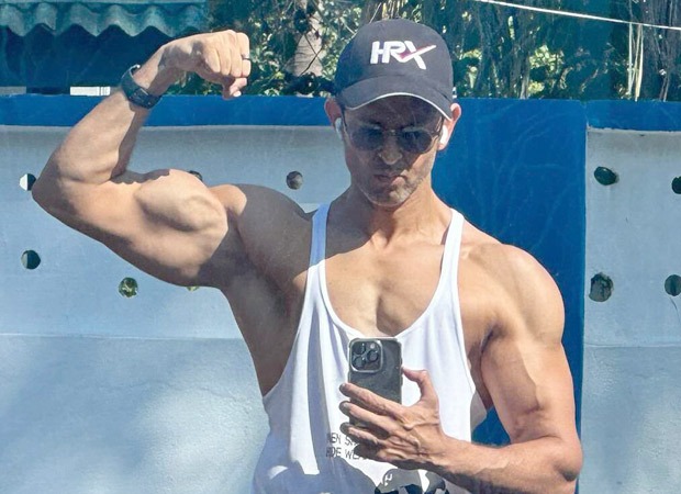 Hrithik Roshan raises temperature as he flexes his huge biceps in his recent Instagram post; see photo : Bollywood News