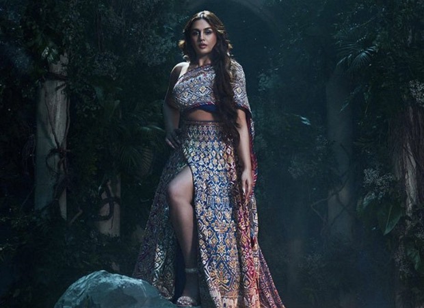 Huma Qureshi exudes a princess aura while wearing regal jewellery and saree by Abu Jani Sandeep Khosla in their most recent fashion film, Mera Noor Hai Mashoor (3)