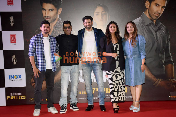 photos aditya roy kapur mrunal thakur and murad khetani attend the trailer launch of gumraah1 4