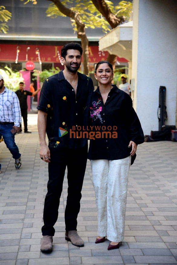 Photos Aditya Roy Kapur and Mrunal Thakur snapped at the promotions of their film Gumraah in T-Series office (1)
