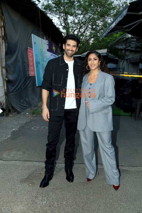 photos aditya roy kapur and mrunal thakur snapped promoting their film gumraah 2 2