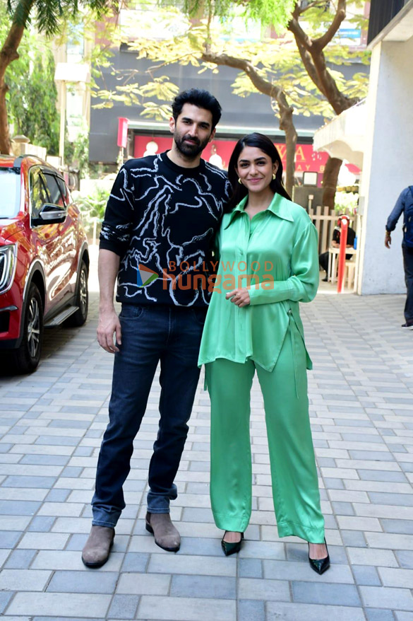 photos aditya roy kapur and mrunal thakur snapped promoting their film gumraah 2