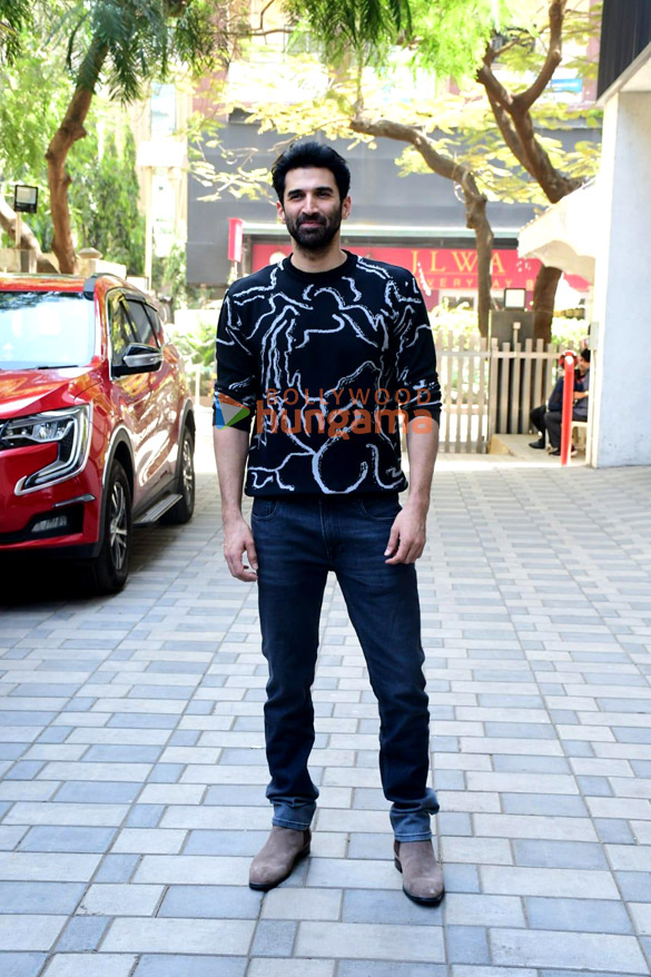 photos aditya roy kapur and mrunal thakur snapped promoting their film gumraah 4