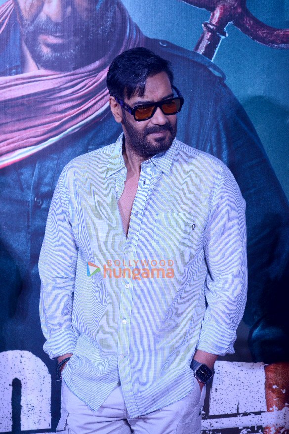 photos ajay devgn and tabu snapped promoting bholaa in delhi 3