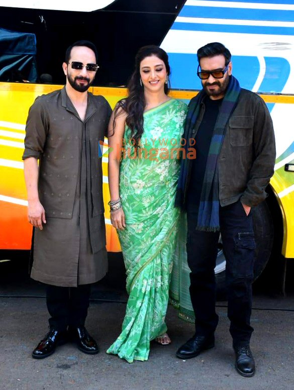photos ajay devgn and tabu snapped promoting bholaa on the sets of the kapil sharma show 5