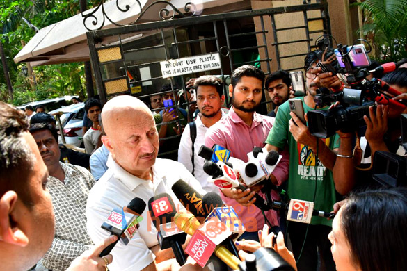 photos anupam kher and ashoke pandit snapped at satish kaushiks house 3