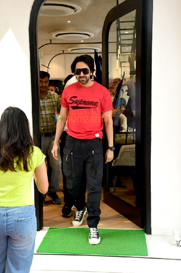 photos ayushmann khurrana snapped with his family in juhu 5