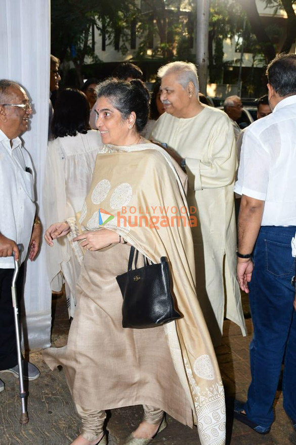 photos celebs attend kishor bajajs prayer meet 11