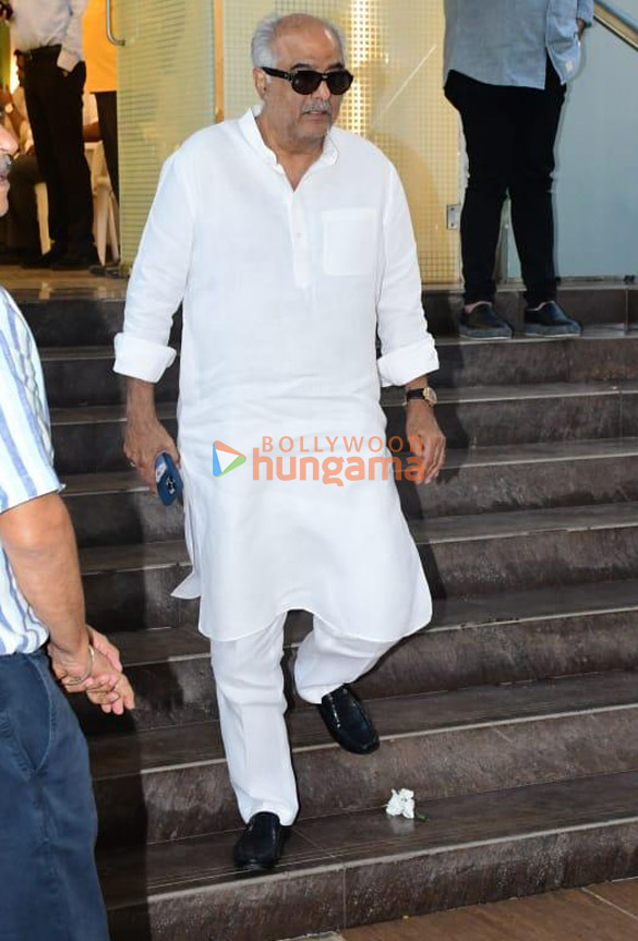 photos celebs attend kishor bajajs prayer meet 12