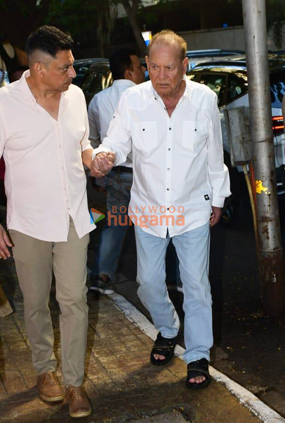 photos celebs attend kishor bajajs prayer meet 20