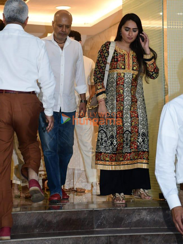 photos celebs attend kishor bajajs prayer meet 7
