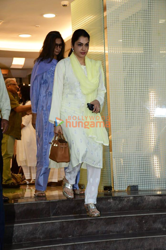 photos celebs attend kishor bajajs prayer meet 9
