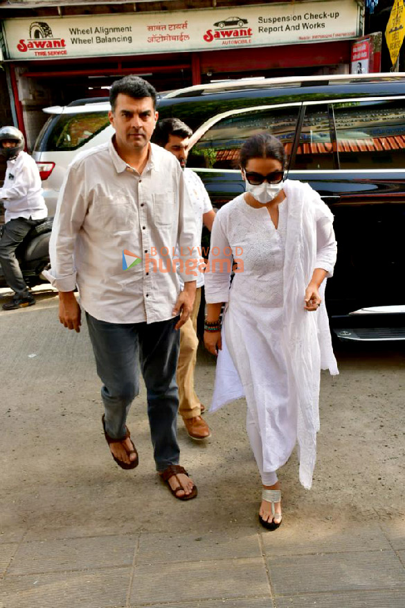 photos celebs attend pradeep sarkars last rites to pay respect 4