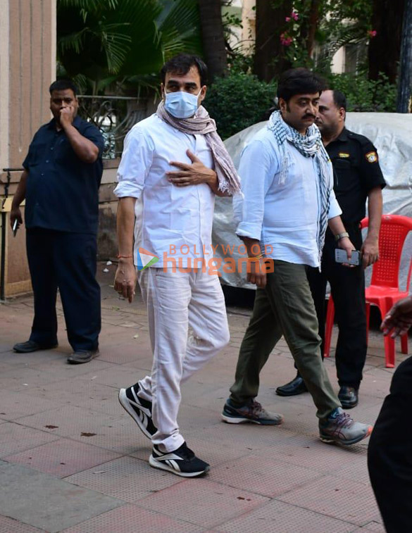 photos celebs attend satish kaushiks funeral 2288 2