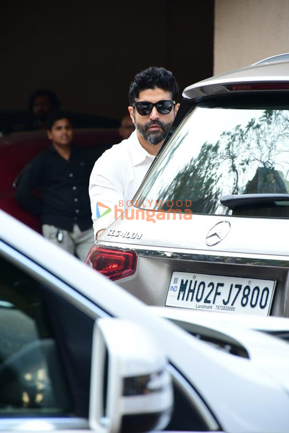photos celebs attend satish kaushiks funeral 2288 4