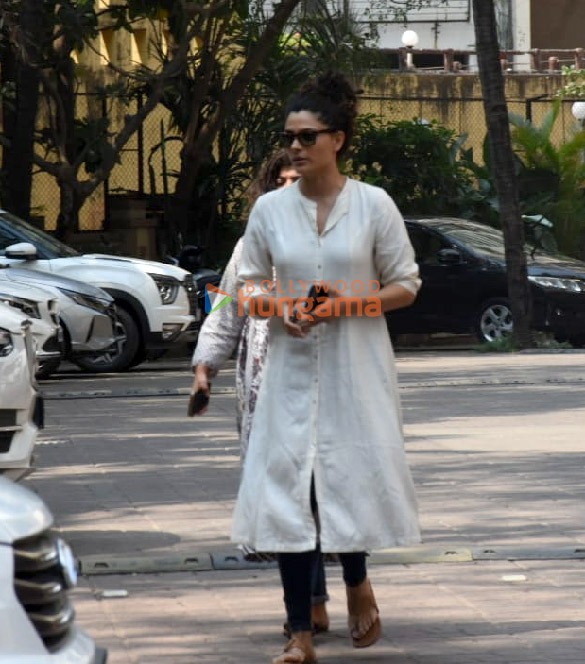 photos celebs attend satish kaushiks funeral 3