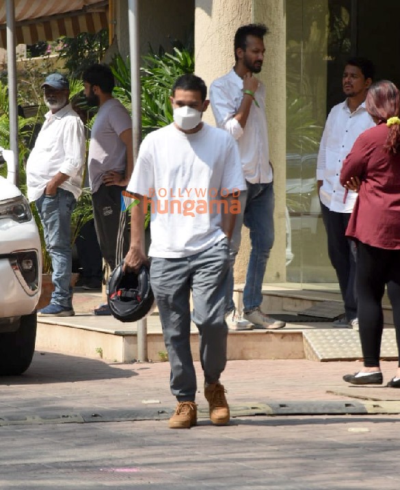photos celebs attend satish kaushiks funeral 4