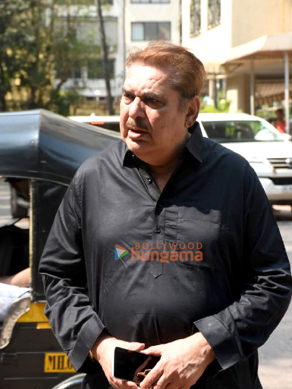 photos celebs attend satish kaushiks funeral4 4