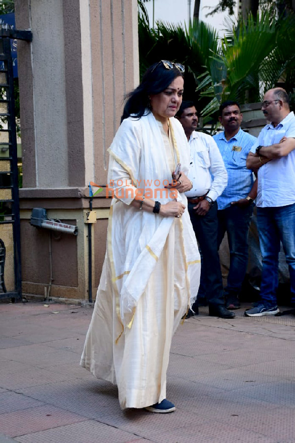 photos celebs attend prayer meet of late actor satish kaushik 13