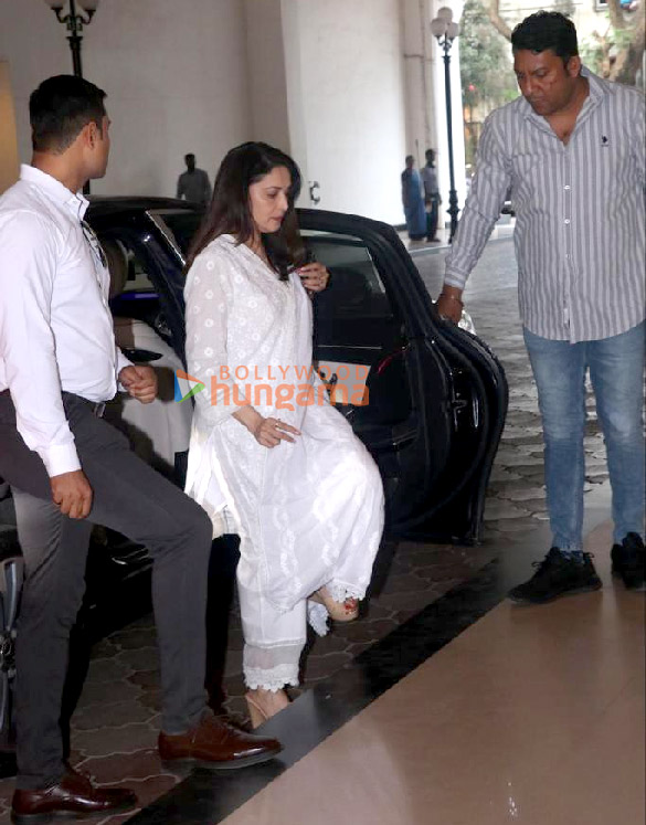photos celebs attend the prayer meet for madhuri dixits mother snehlata dixitmain 4