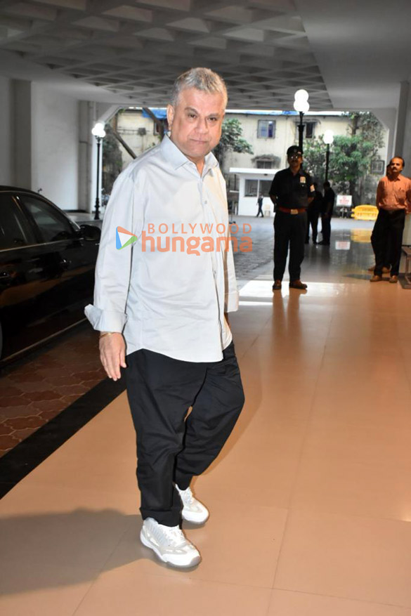 photos celebs attend the prayer meet for madhuri dixits mother snehlata dixitmain 7