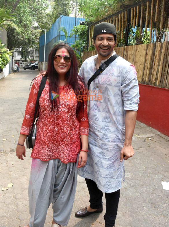 photos celebs grace shabana azmis holi 2023 bash 3