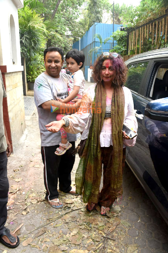 photos celebs grace shabana azmis holi 2023 bash 4