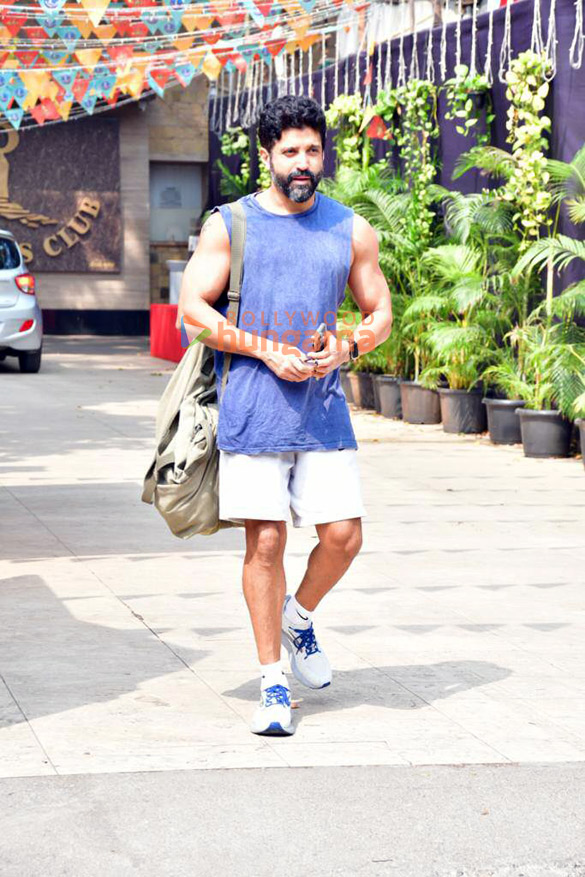 photos farhan akhtar snapped outside a gym in bandra 3