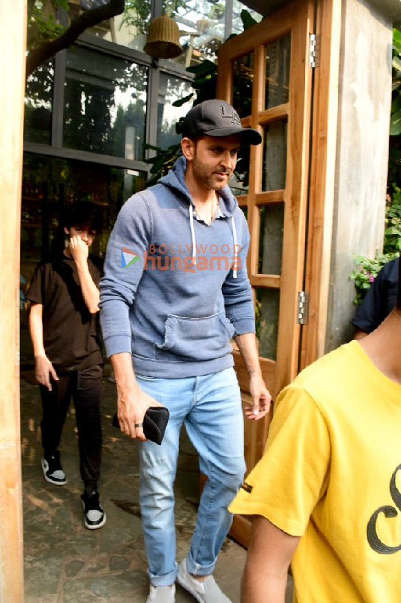 photos hrithik roshan snapped in juhu 2 5