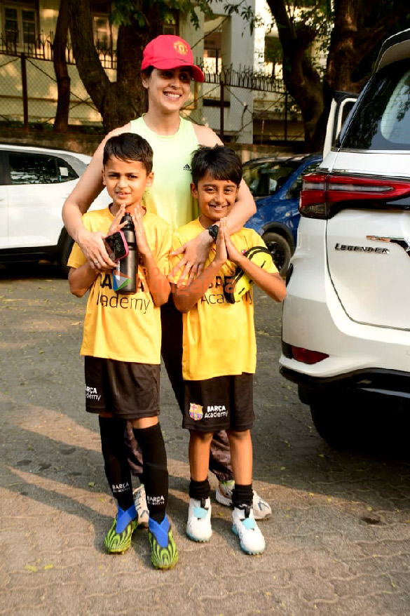 photos kareena kapoor khan taimur ali khan and genelia dsouza snapped with their kids in juhu 2
