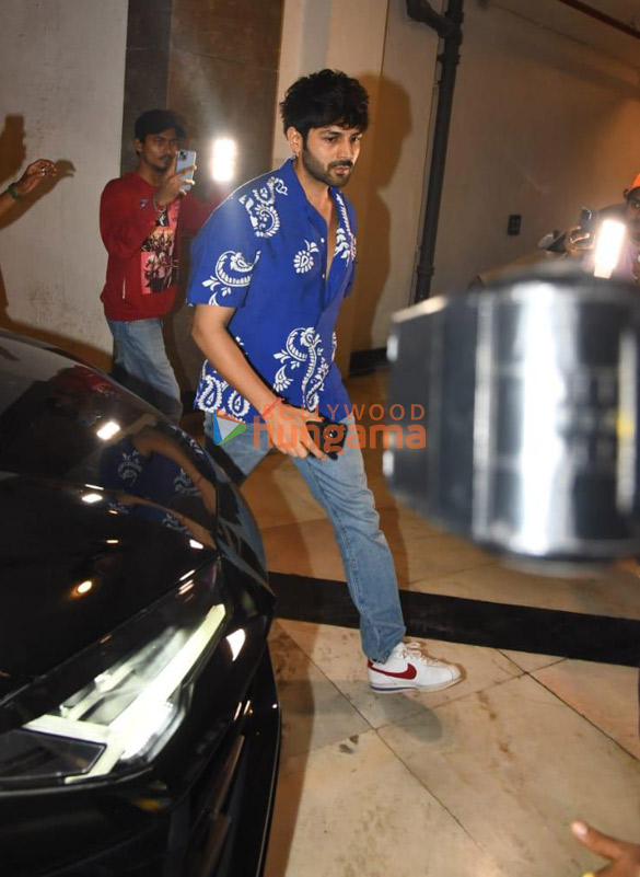 photos kartik aaryan snapped at manish malhotras house in bandra 3