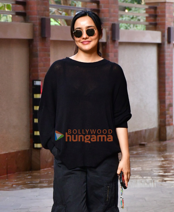 Photos: Neha Sharma snapped outside a dubbing studio in Bandra | Parties & Events