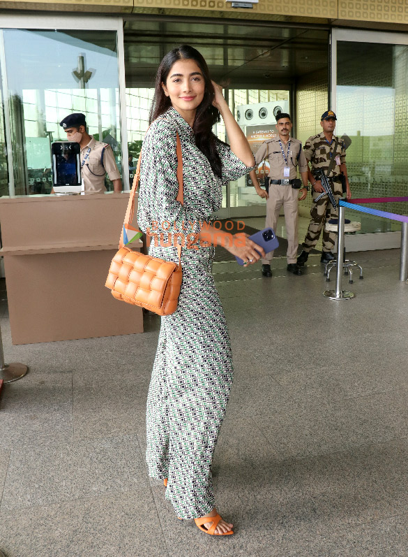 photos pooja hegde snapped at the airport 3 6