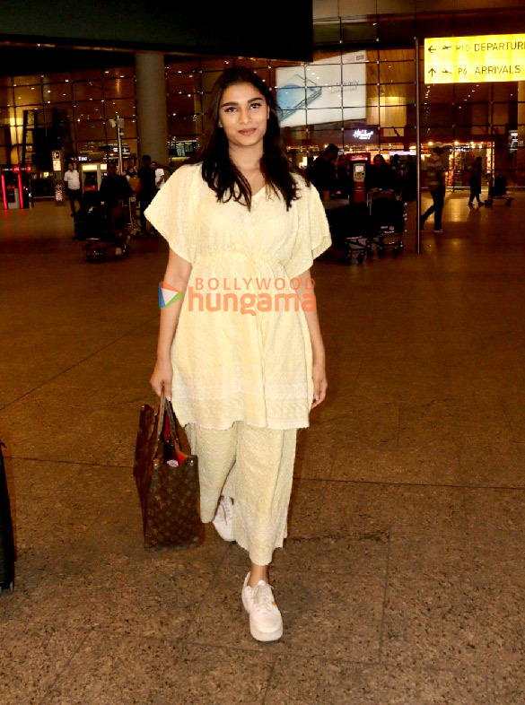 photos ranbir kapoor mrunal thakur shanaya kapoor and others snapped at the airport 4