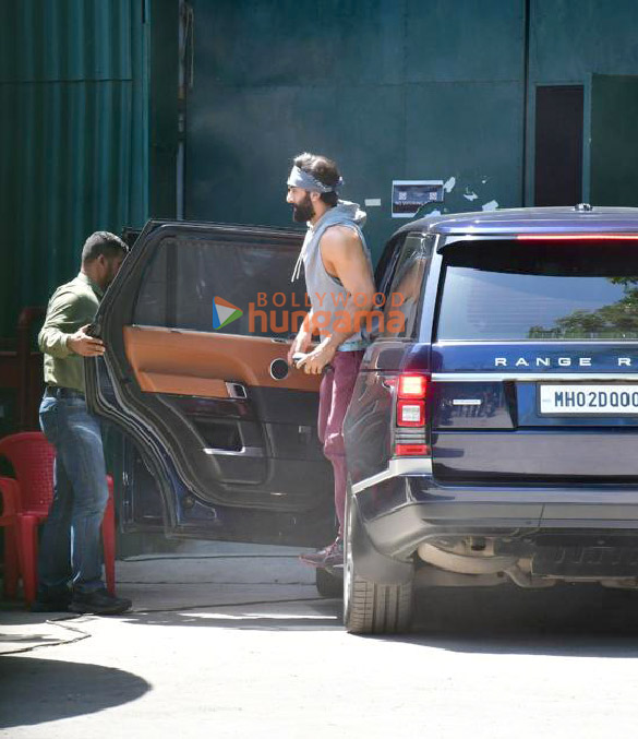 photos ranbir kapoor spotted in juhu 3